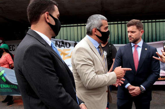 Presidente do Sindepo participa de manifestação contra a PEC 32